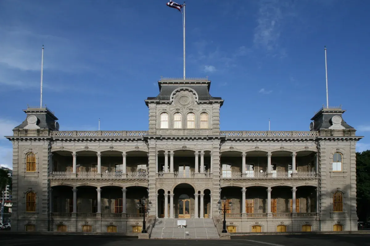 Iolani Palace facade in Honolulu, a city stop on Pearl Harbor tours from Honolulu