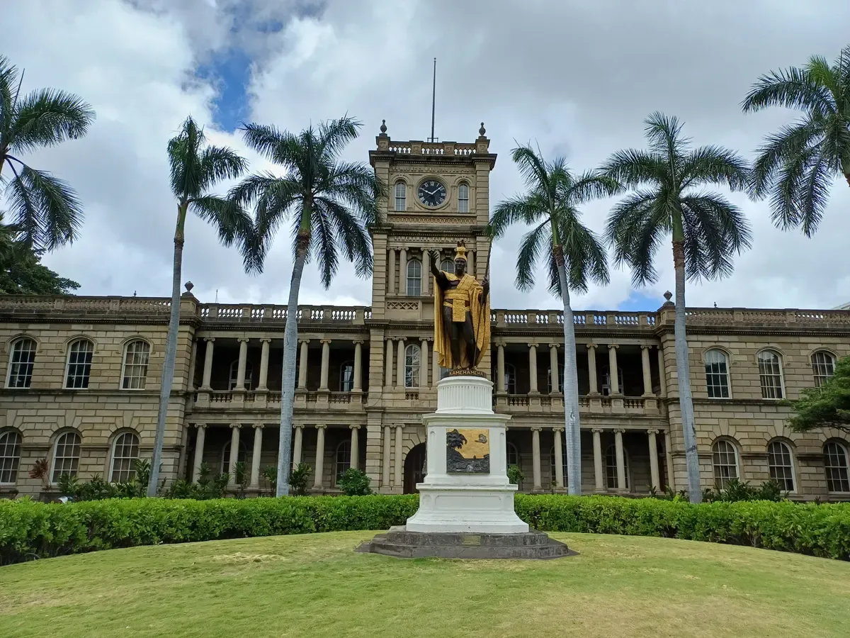 Aliiolani Hale in downtown Honolulu passed on a Pearl Harbor tour